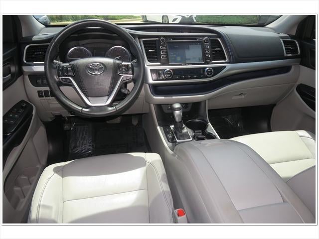 2017 Toyota HIGHLANDER XLE TOYOTA SILVER CERTIFIED