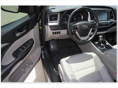 2017 Toyota HIGHLANDER XLE TOYOTA SILVER CERTIFIED