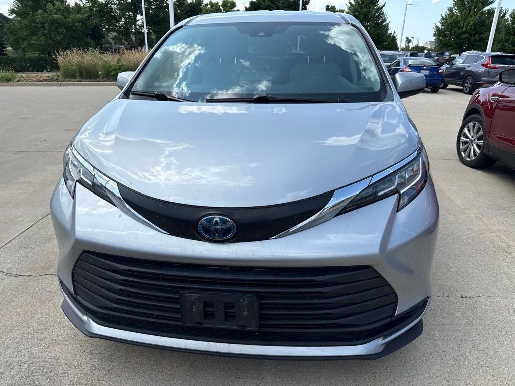 2022 Toyota Sienna LE 8 Passenger