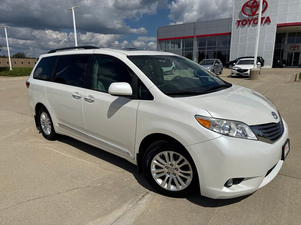 2017 Toyota Sienna XLE 8 Passenger