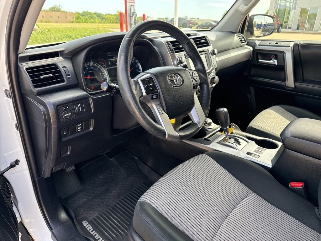 2017 Toyota 4RUNNER SR5 TOYOTA SILVER CERTIFIED